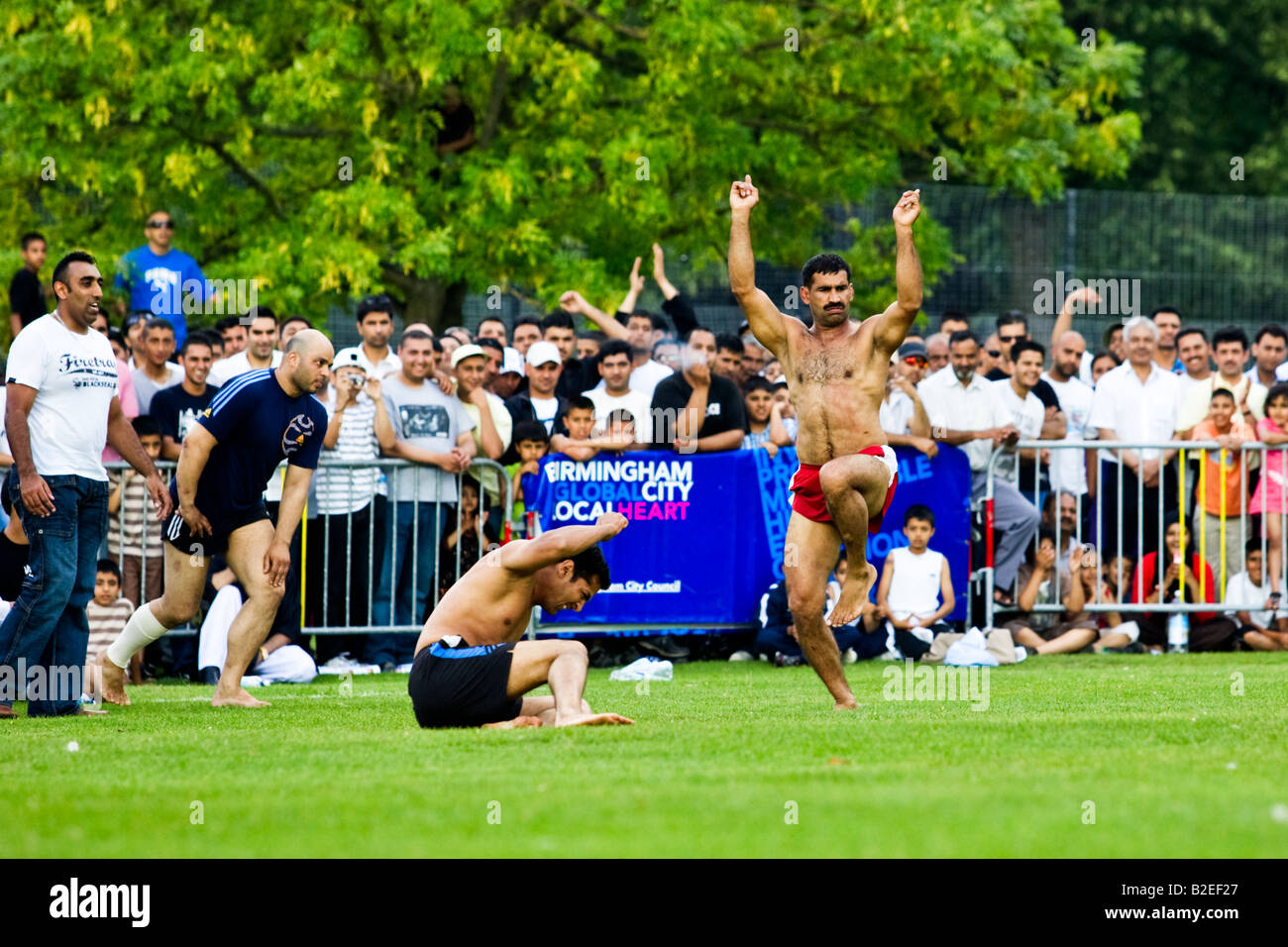 Kabbaddi Spieler feiert mit einem traditionellen Tanz zwei Kino Spieler Kampf zusammen bei einem Match zwischen Birmingham und Manc Stockfoto