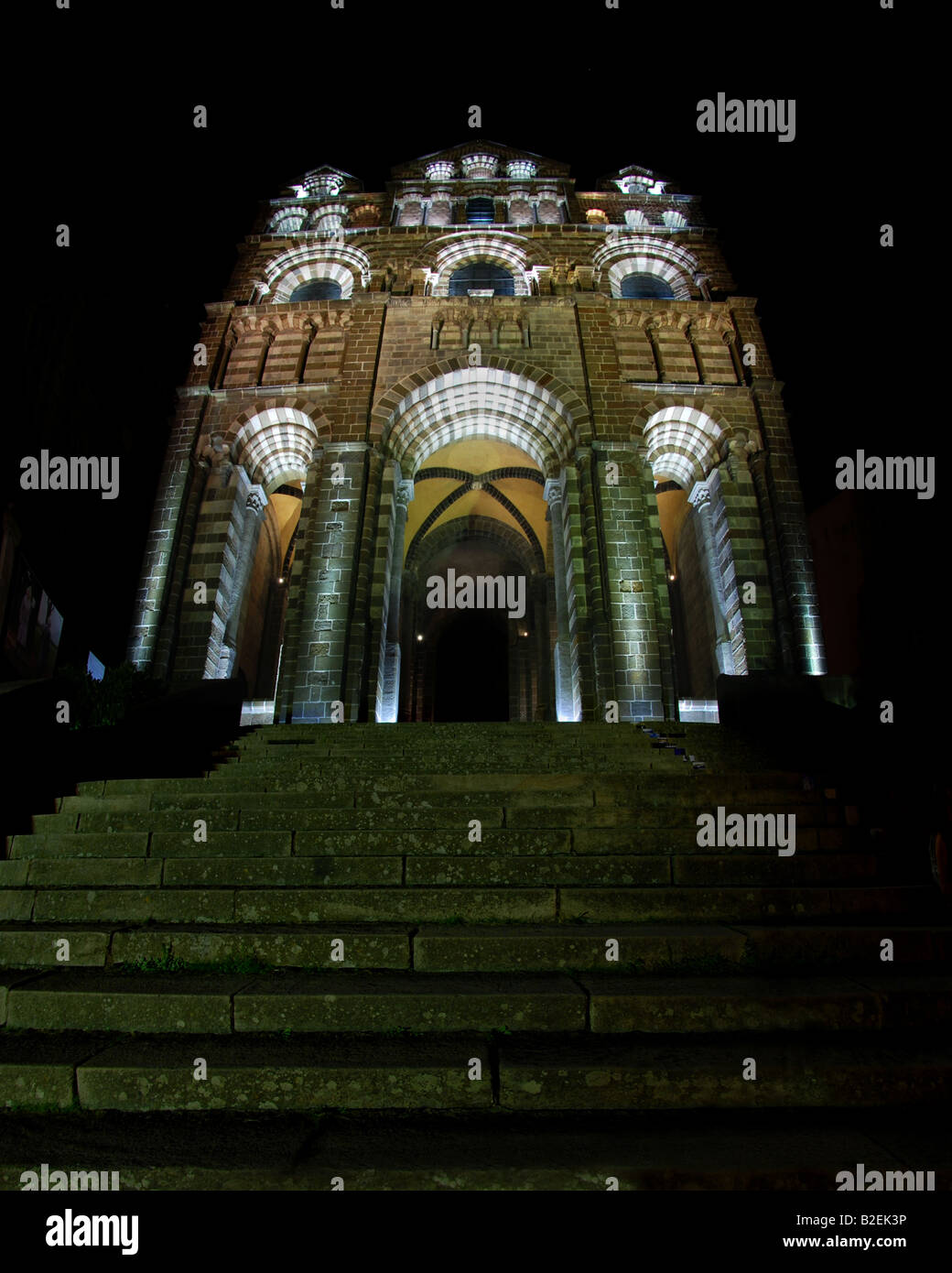 Genähte nächtliche vertikales Panorama von der Kathedrale von Notre Dame du Puy. Le Puy-En-Velay, Auvergne, Haut-Loire, Frankreich. Stockfoto