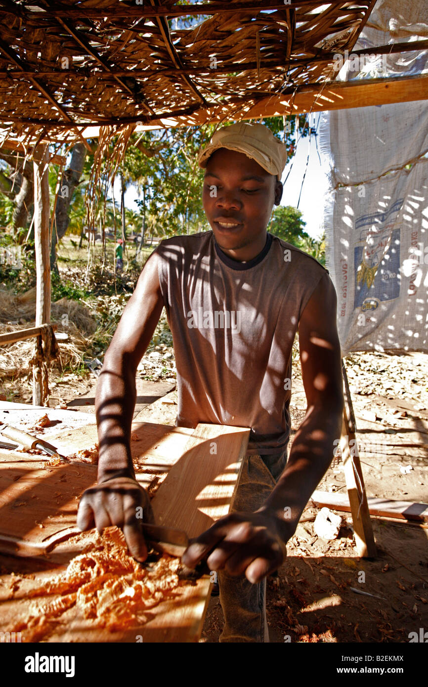 Tischler arbeiten in einer outdoor-Möbel-Fabrik im ländlichen Mosambik Stockfoto
