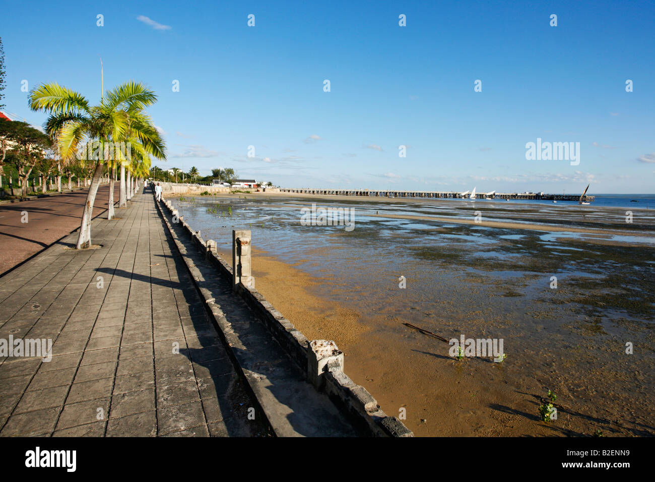Die Promenade mit Blick auf den Hafen in Inhambane mit dem Pier in der Ferne Stockfoto