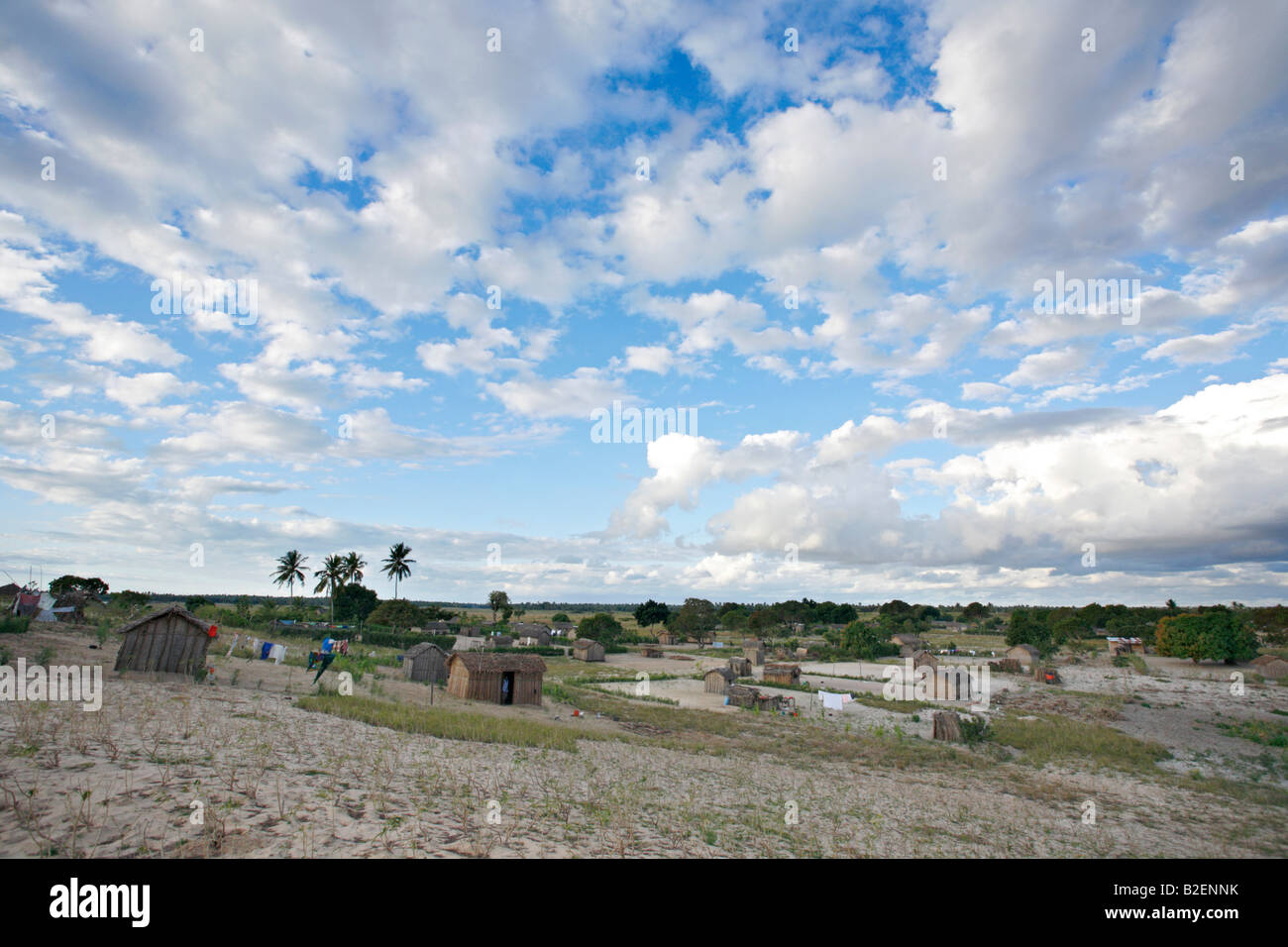 Ein malerischen Blick auf Reed Häuser verstreut in der Landschaft am Stadtrand von Inhambane Stockfoto