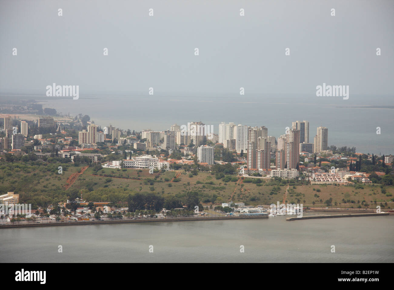Luftaufnahme von Maputo über den Ozean Stockfoto