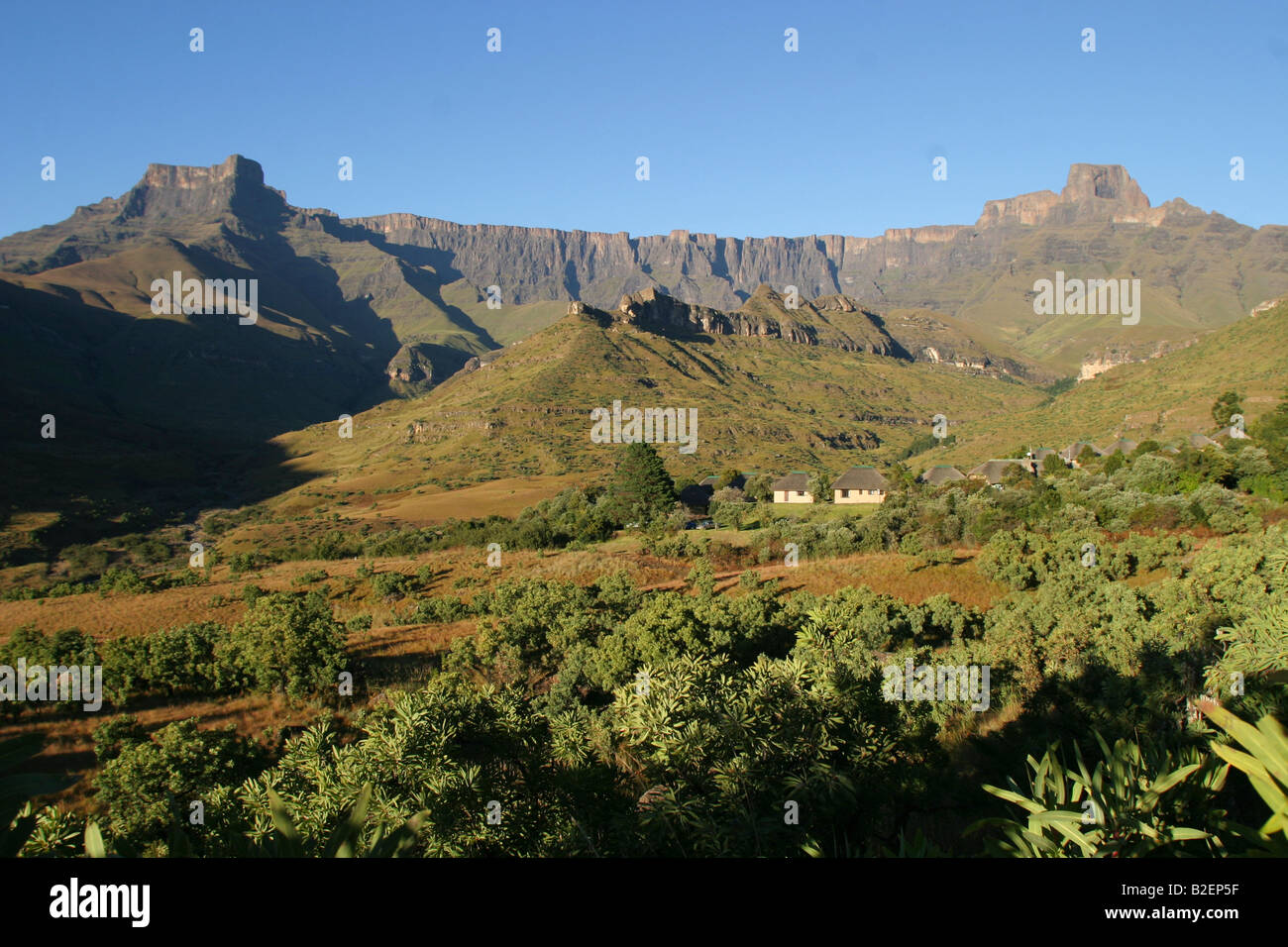Royal Natal Drakensberge Camp mit Amphitheater Stockfoto
