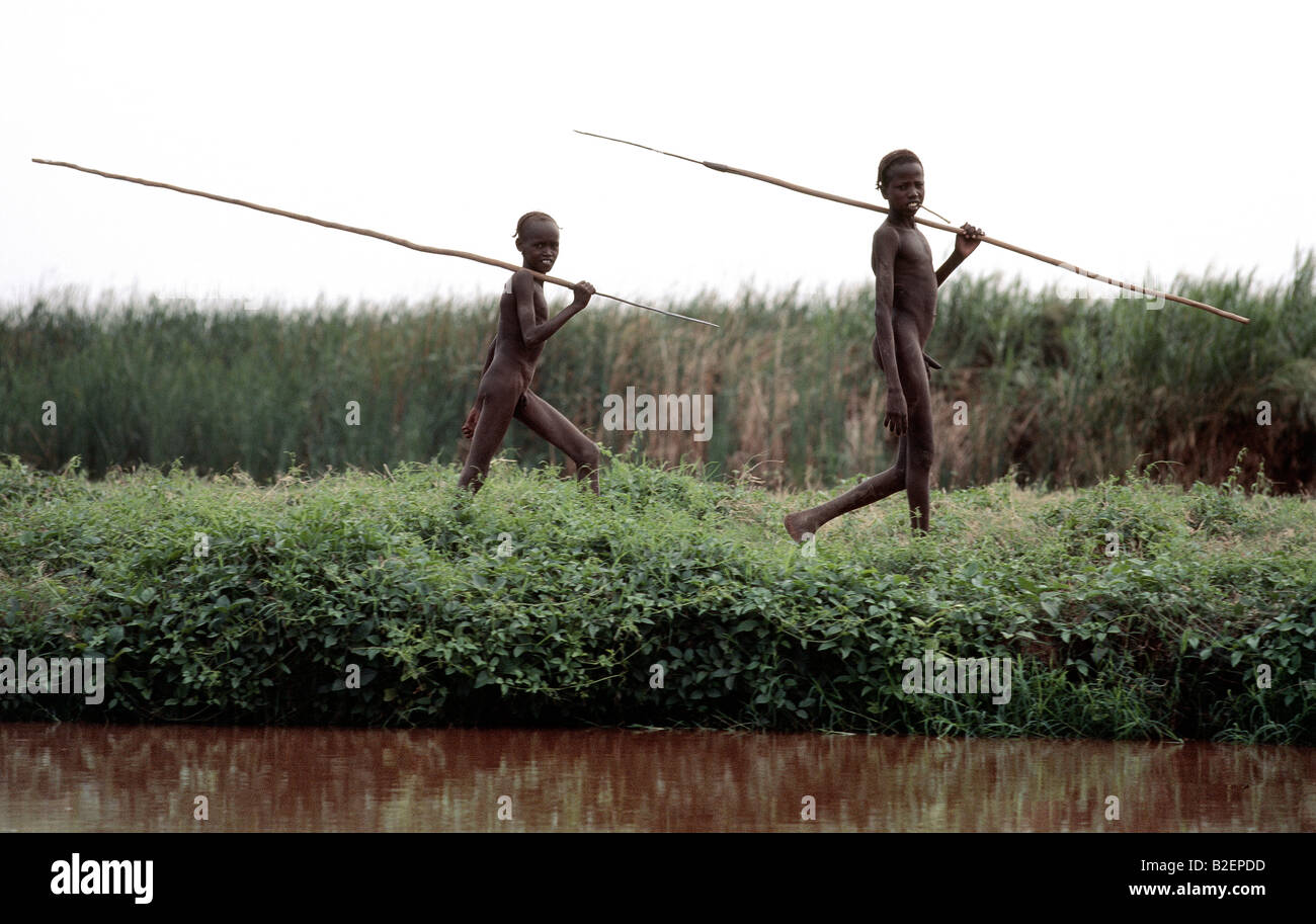 Bei Tagesanbruch dargelegt zwei Dassanech Jugendlichen an den Ufern des Flusses Omo Speer-Fisch Barbe, Tilapia oder Nilbarsch. Stockfoto