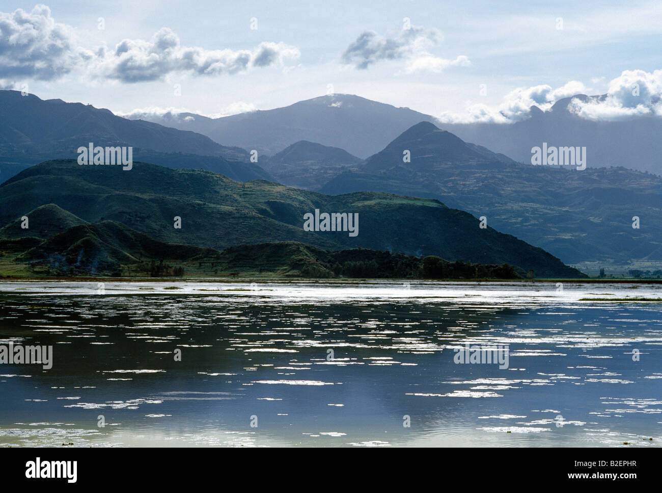 Ein Blick auf die spektakulären Bergketten zwischen Senbete und Kombolcha mit einem saisonalen See im Vordergrund. Stockfoto