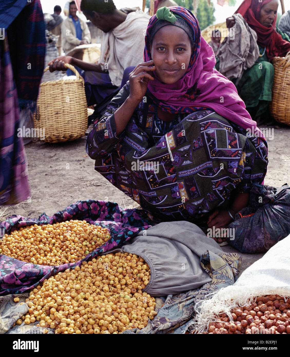 Eine Frau verkauft getrocknete Beeren auf Bati Markt. Bati ist der größte Freiluftmarkt in Äthiopien. Stockfoto