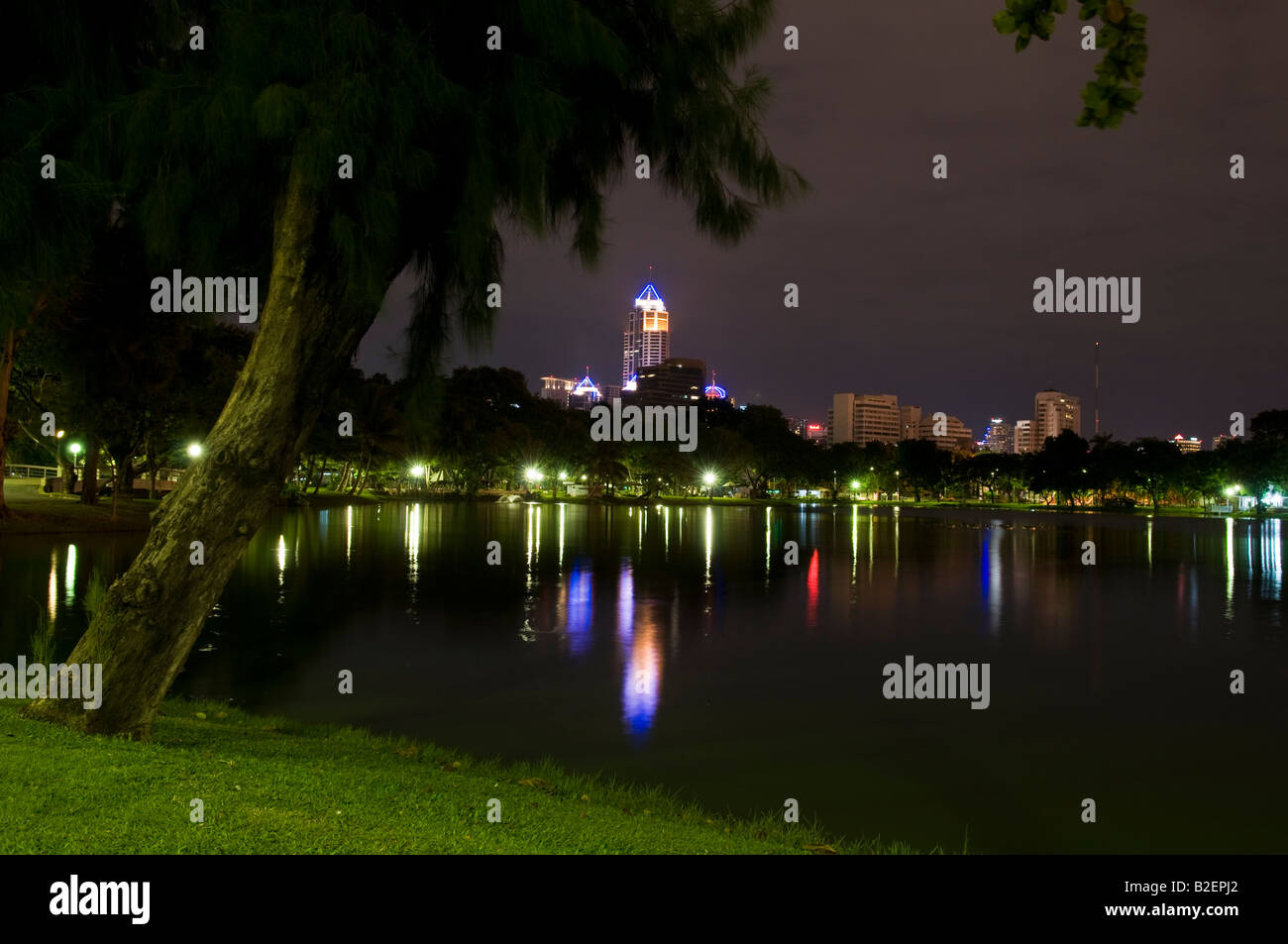 Himmel-Scapers in der Nacht vom Lumpinipark, Bangkok, Thailand Stockfoto