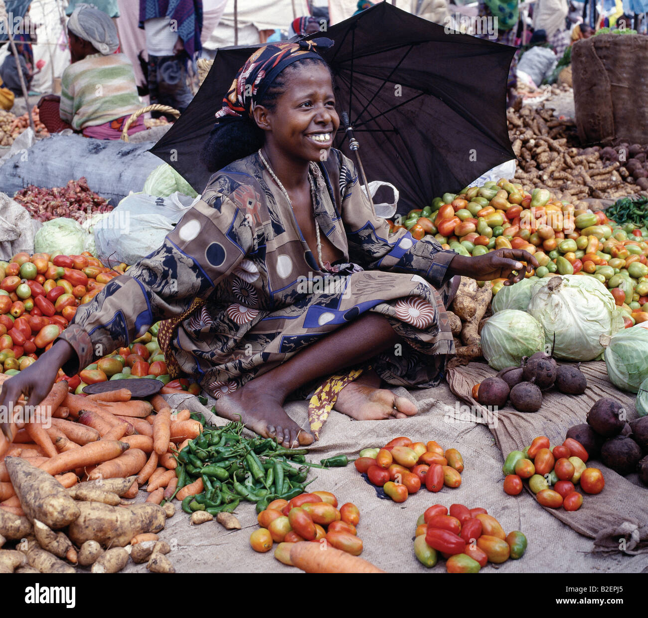 Eine Frau verkauft Gemüse auf Bati Markt. Bati ist der größte Freiluftmarkt in Äthiopien. Stockfoto