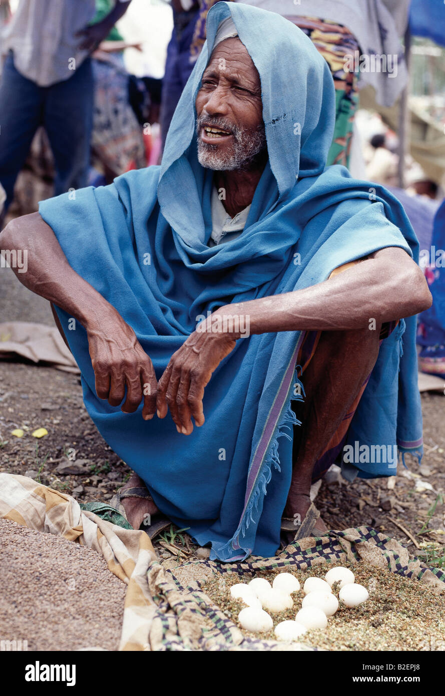 Ein Alter Mann verkauft Eiern auf Bati Markt. Bati ist der größte Freiluftmarkt in Äthiopien. Stockfoto