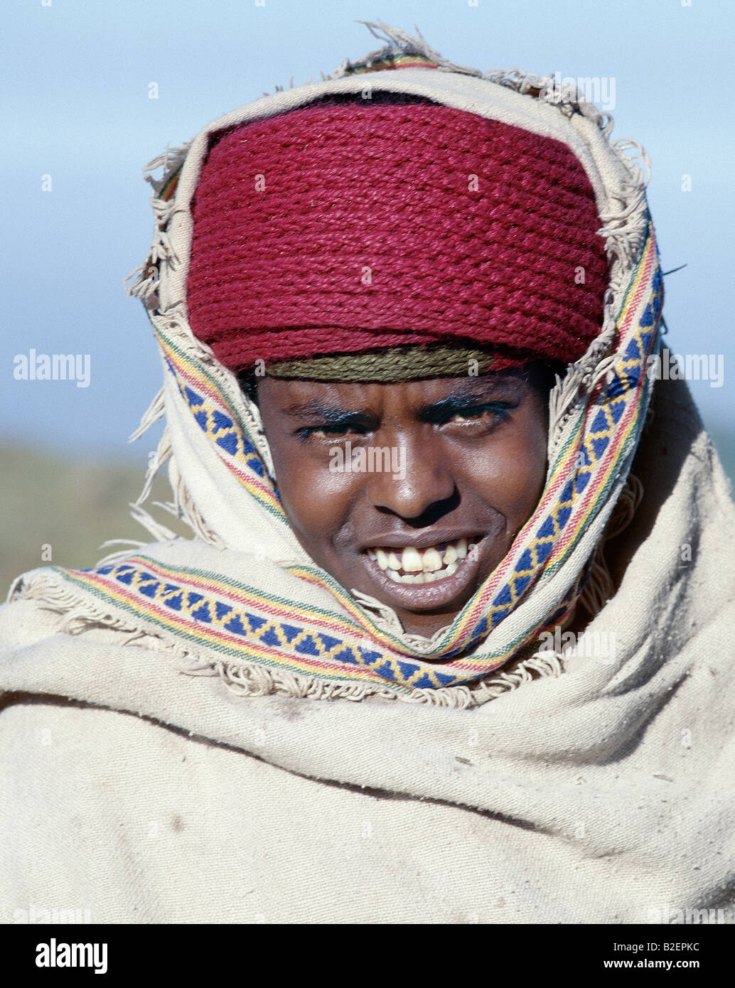 Ein junger Hirt Amhara hält gut verpackt gegen die kalte Bergluft auf die westlichen Böschung des Grabens Abessinier. Stockfoto