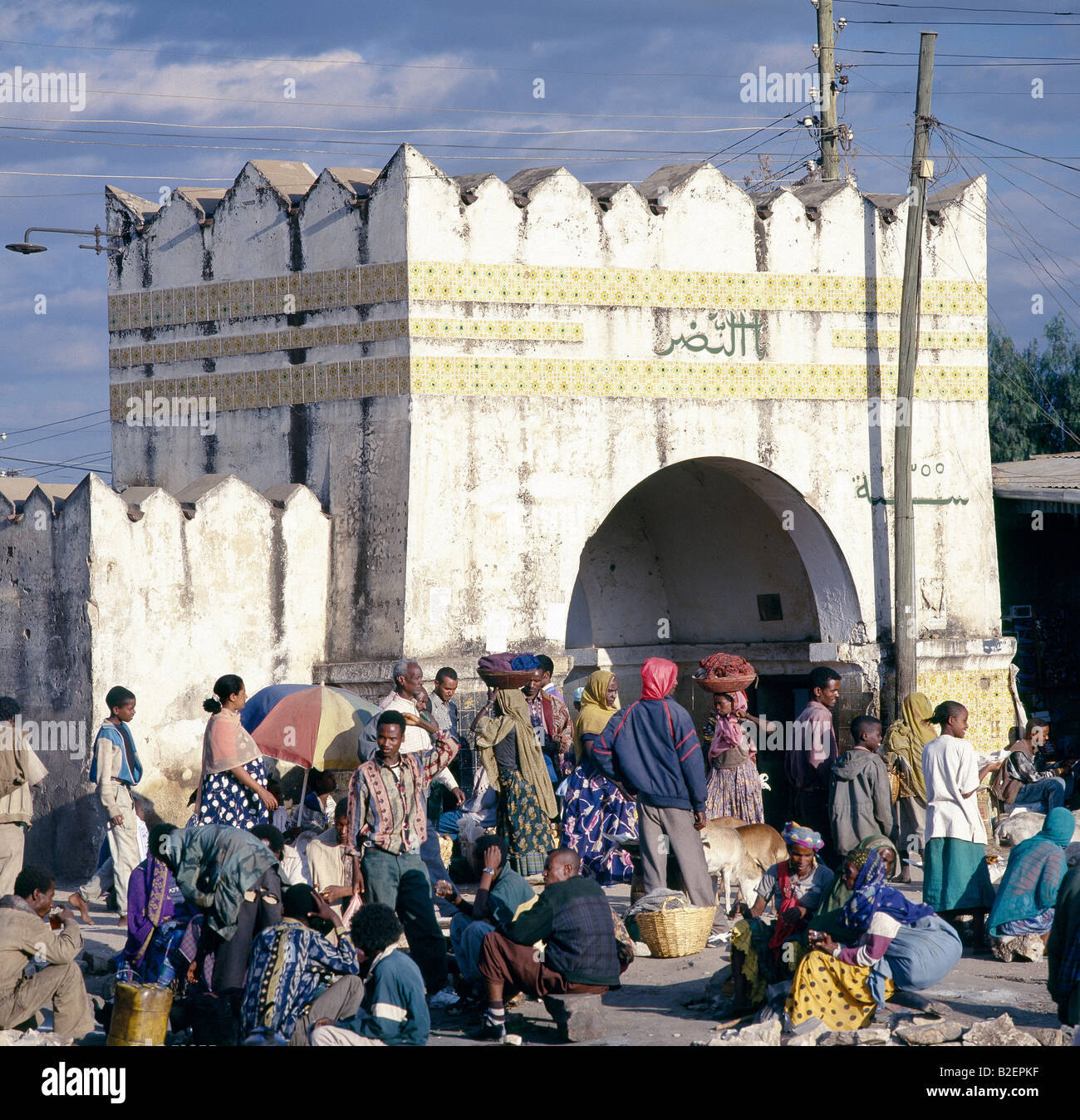 Das beeindruckende Shewa-Tor ist eines der sieben Eingänge zu den mittelalterlichen Mauern umgebene Stadt Harar. Stockfoto