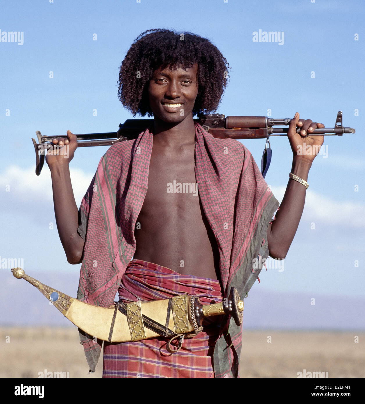 Krieger des Stammes nomadischen Afar tragen ihr Haar lang und tragen große gekrümmte Dolche, bekannt als Jile, um die Taille geschnallt. Stolz und sehr unabhängig, Leben sie in den tiefer gelegenen Wüsten von Ost-Äthiopien. Viele Äthiopier aus dem Hochland Angst vor ihnen. Moderne Gewehre haben jetzt Dolche als Waffen ersetzt, obwohl die meisten jungen Männer noch reich verzierte Dolche aus Tradition tragen. Stockfoto