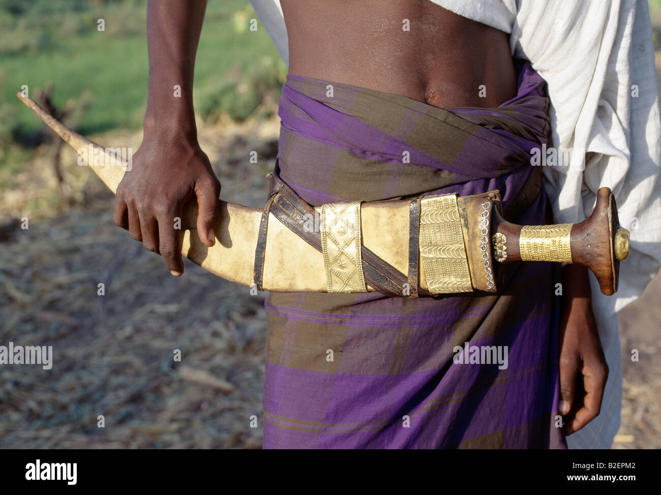Krieger des Stammes nomadischen Afar tragen große gekrümmte Dolche, bekannt als Jile, um die Taille geschnallt. Stockfoto