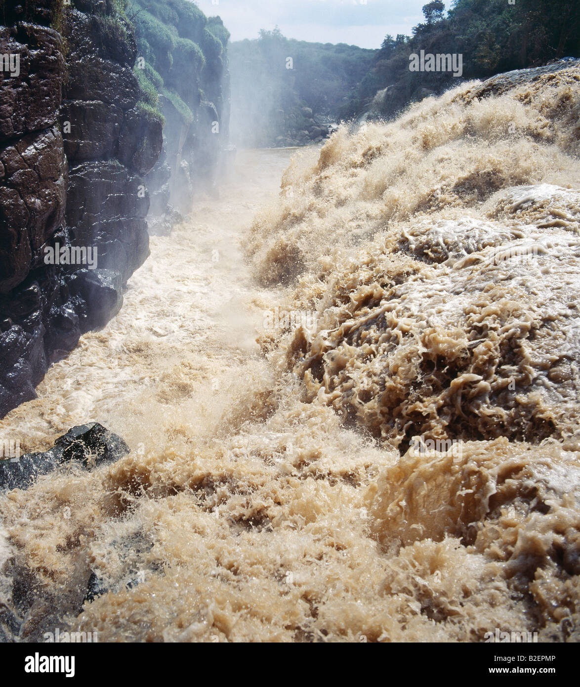 Die dramatische Awash-Wasserfälle liegen im Awash-Nationalpark. Die riesige Menge an Wasser aus einem der größten Flüsse Äthiopiens Stockfoto