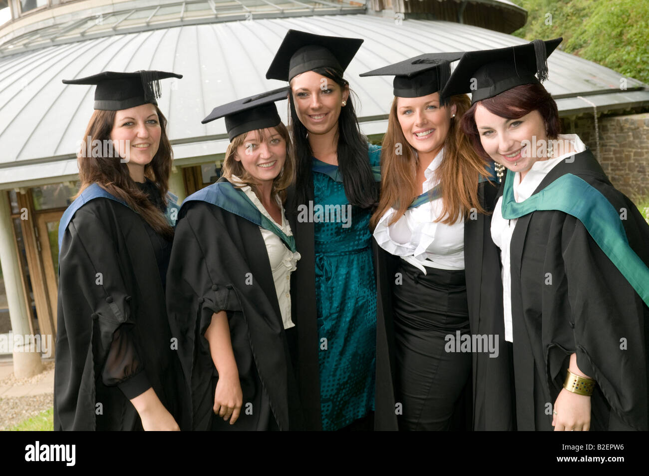 Fünf junge Frauen Absolventen am Abschlusstag der Aberystwyth University, Wales UK Stockfoto