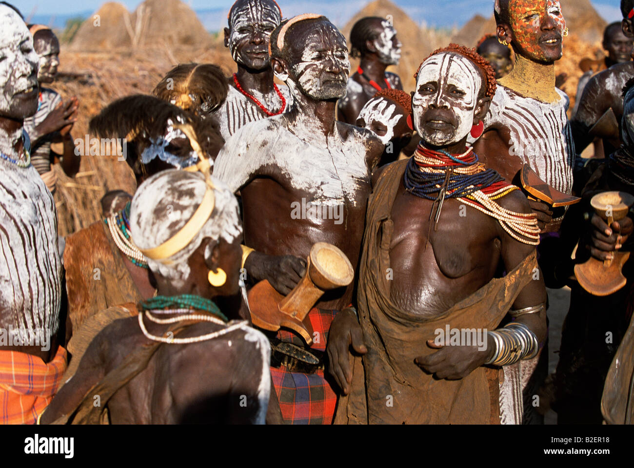 Männer und Frauen tanzen in Karo Dorf von Duss. Ein kleiner omotischen Stamm im Zusammenhang mit der Hamar. Stockfoto