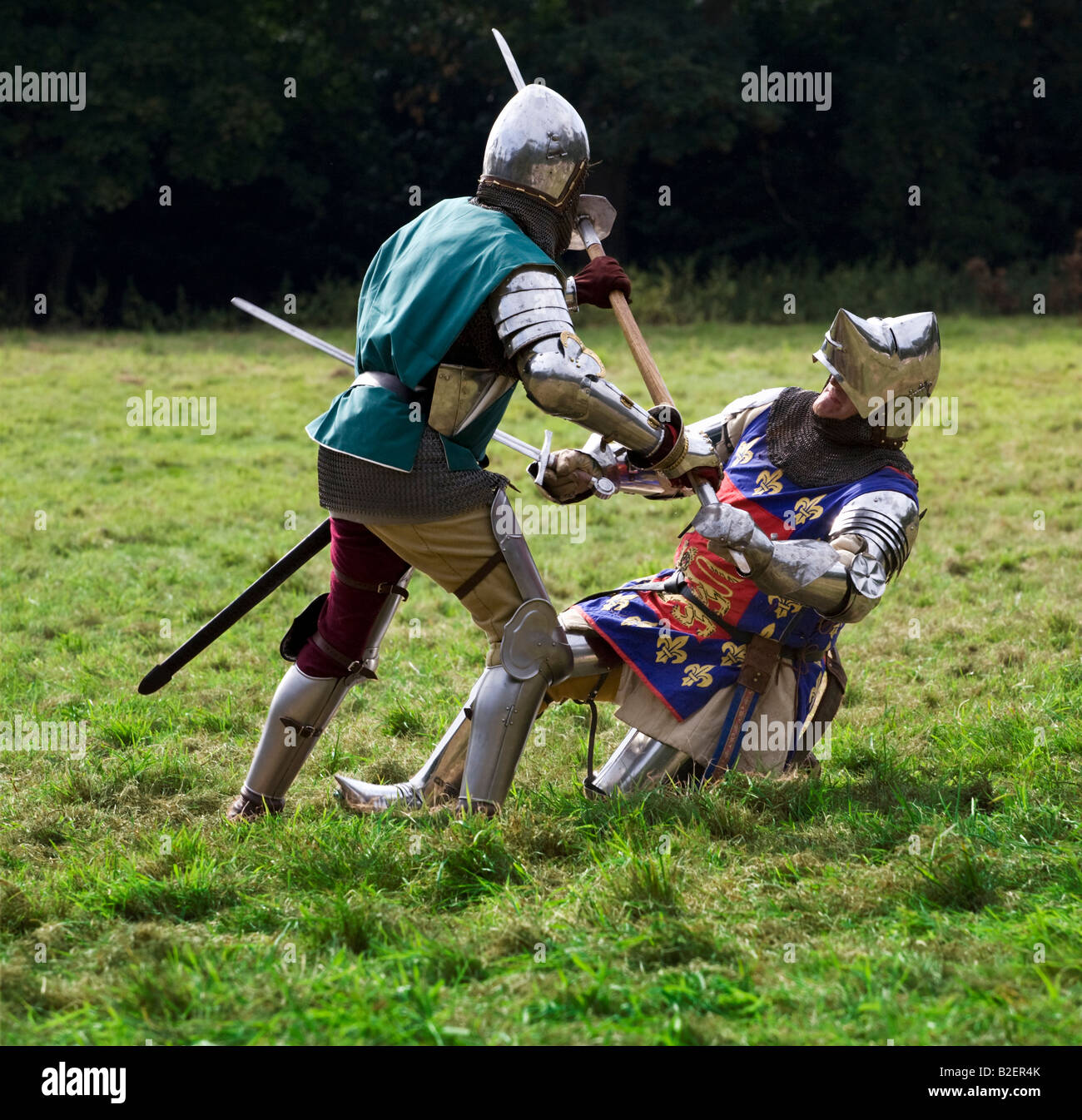 Mittelalterliche Ritter in Mortal Combat - ein Re-enactment. Nur für den redaktionellen Gebrauch bestimmt Stockfoto