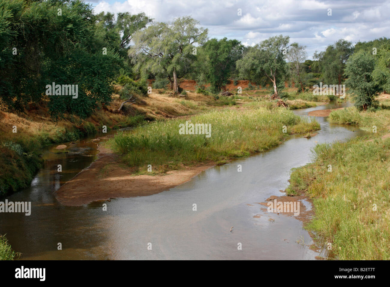 Den Bäumen gesäumten Luvuvhu Fluss im nördlichen Kruger National Park Stockfoto