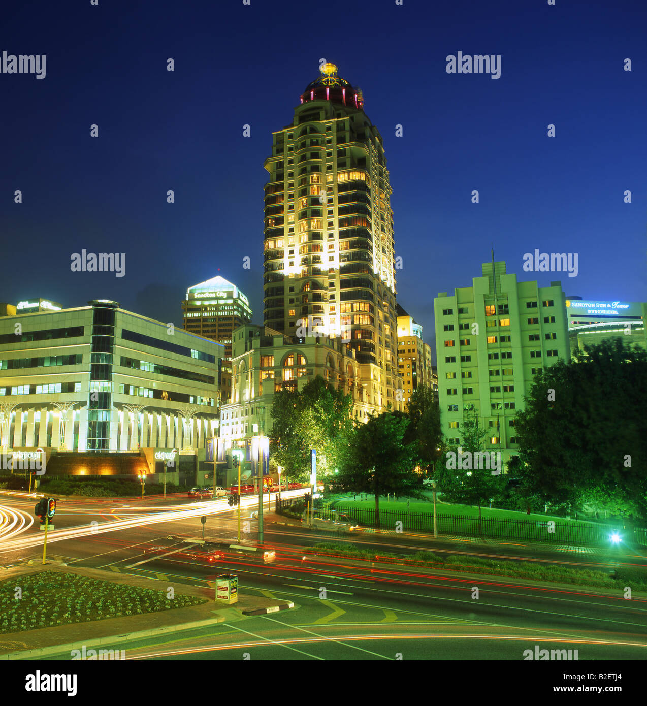 Neuen Michelangelo Towers in Sandton, Johannesburg in der Nacht Stockfoto