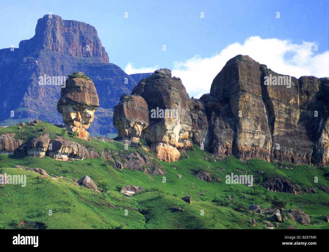 Ungewöhnliche Felsformation in den Drakensbergen, bekannt als der Polizist Helm Stockfoto