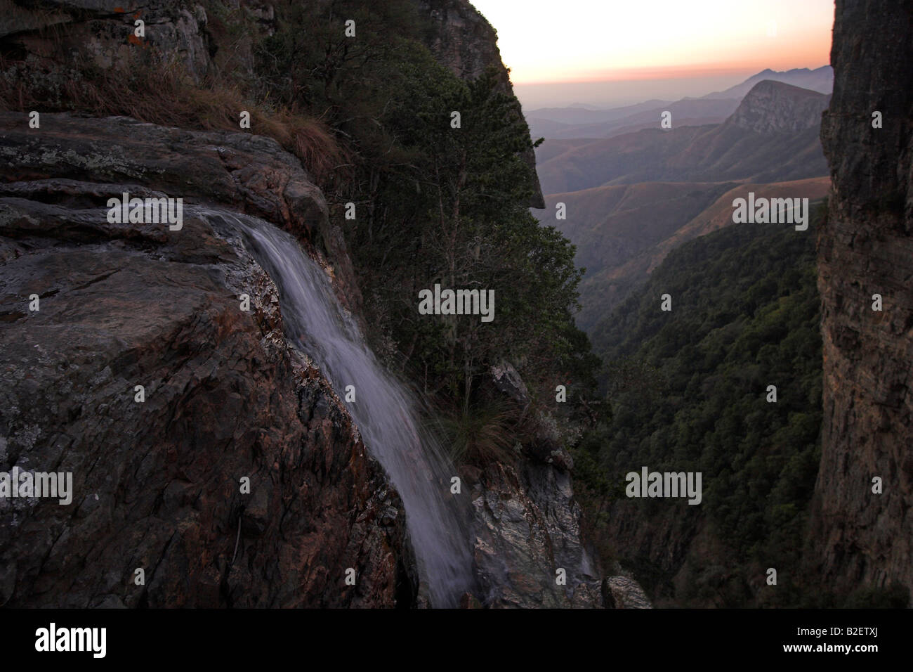 Berglandschaft mit Wasserfall, einer steilen Felswand und die Landschaft Stockfoto