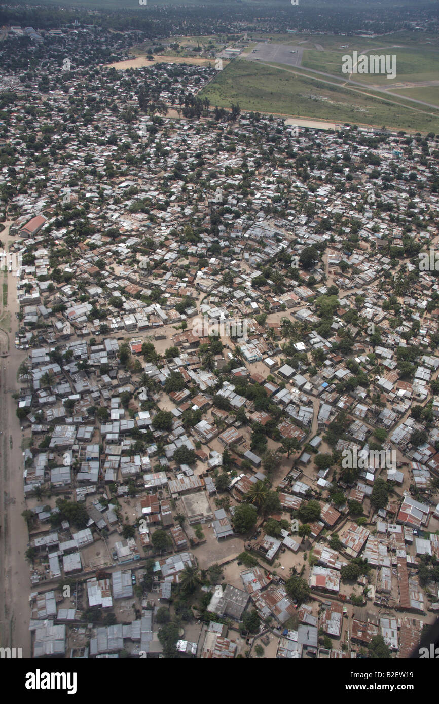 Luftaufnahme der Vielzahl von informellen Siedlungen am Stadtrand von Maputo Stockfoto