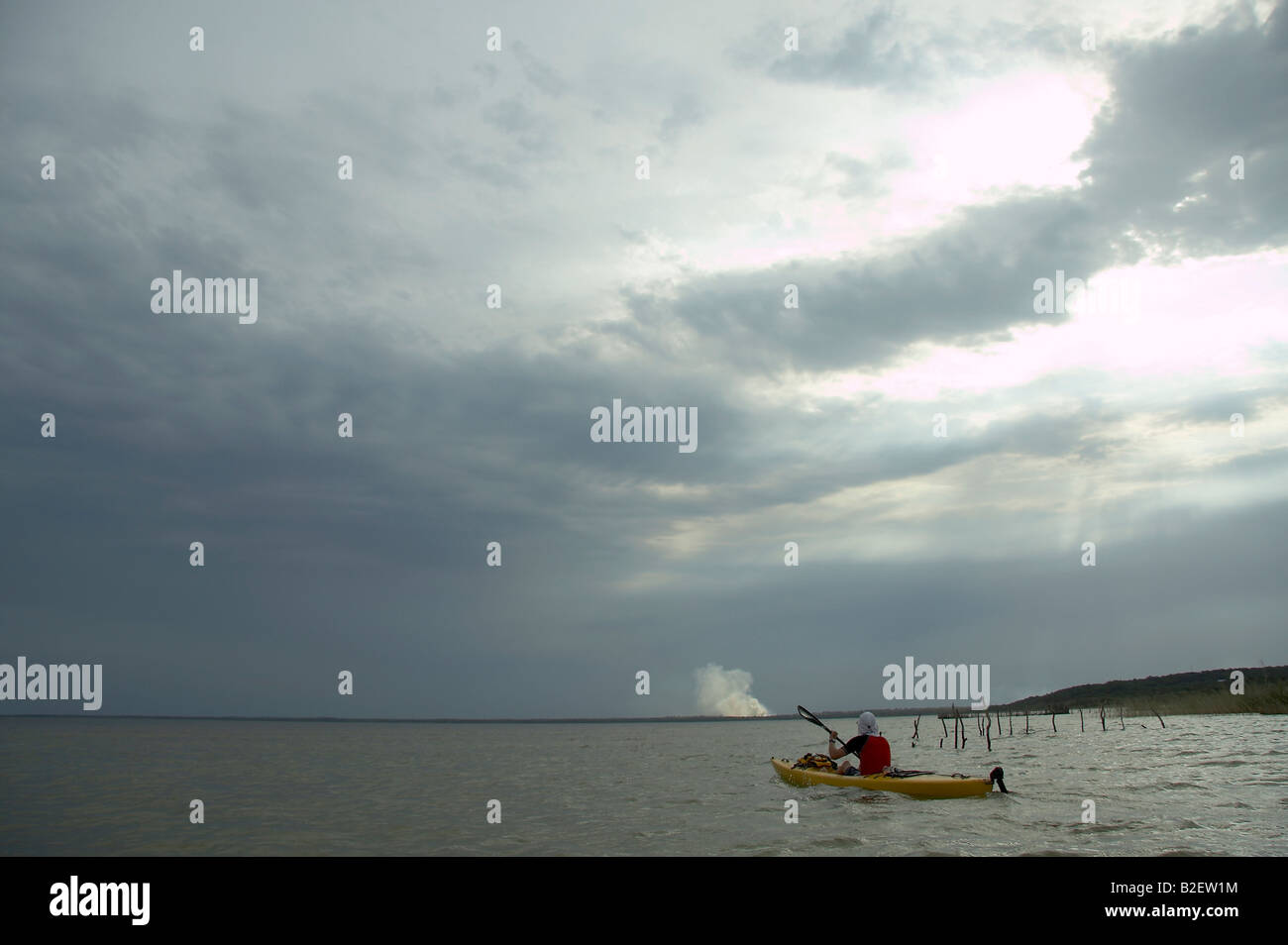 Mann, Kajakfahren auf den Seen im Kosi Bay Stockfoto