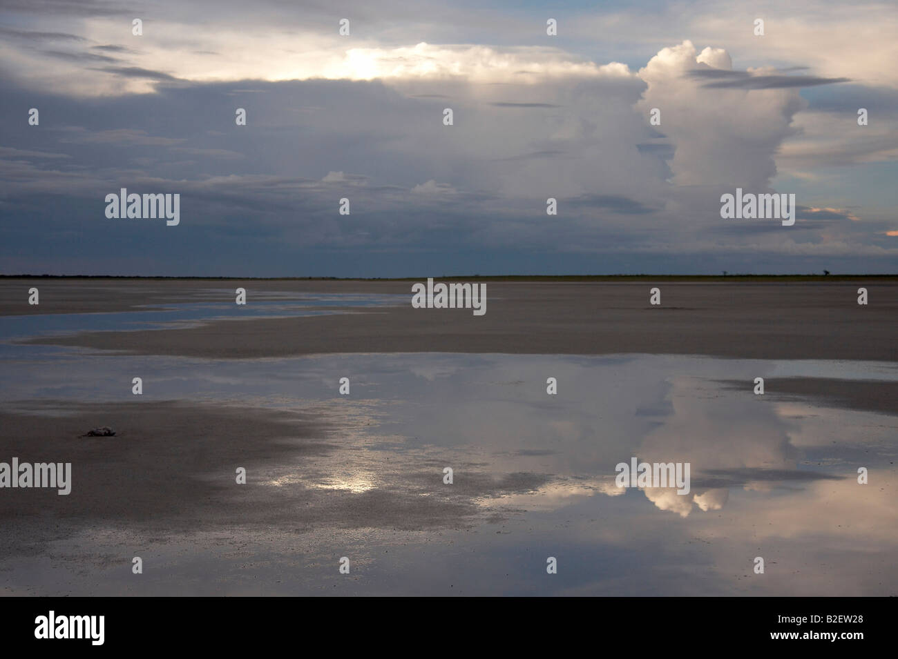 Makgadikgadi Pan mit Sturm nähert sich Stockfoto