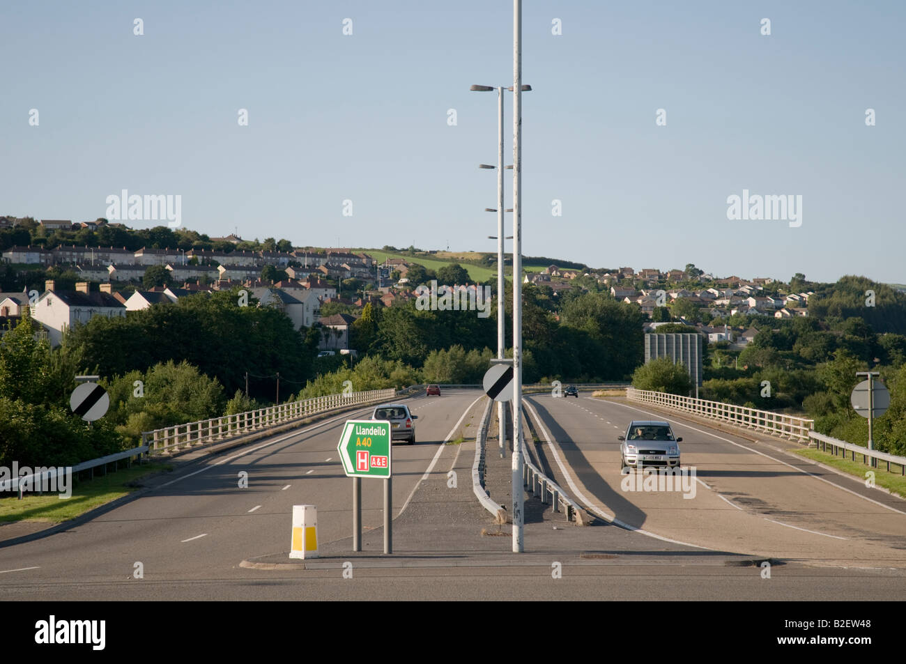 praktisch leer autofreie A40 zweispurige Straße, Carmarthen Bypass Wales UK, Sommernachmittag Stockfoto