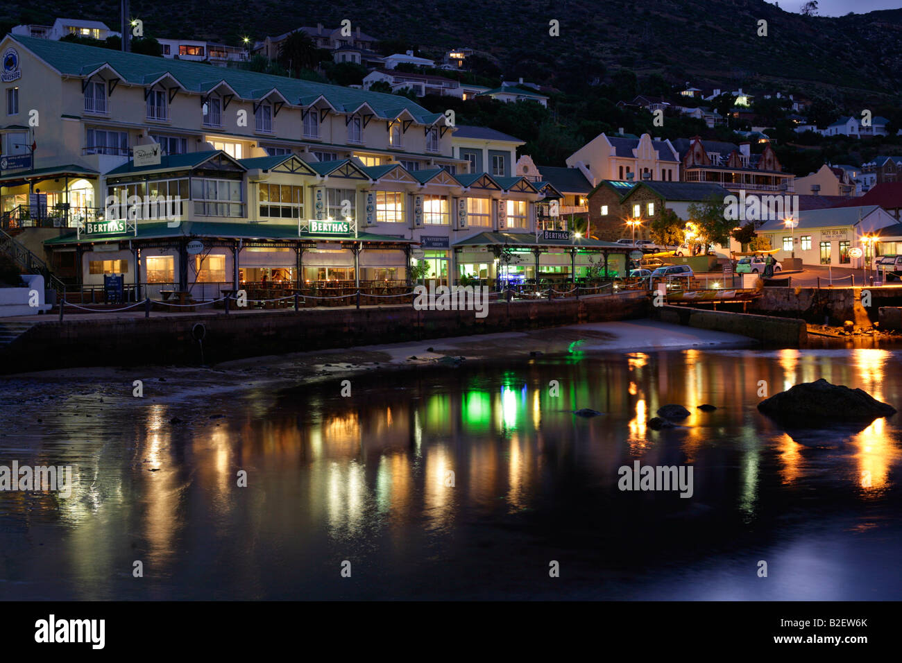 Lichter im Wasser gespiegelt in der Nacht an die Simons Town waterfront Stockfoto