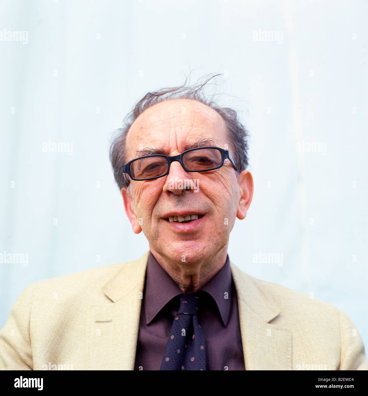 Albanische Autor Ismail Kadare, Sieger des ersten Man Booker International Prize an der Hay Festival in Hay-on-Wye Wales UK KATHY DEWITT Stockfoto