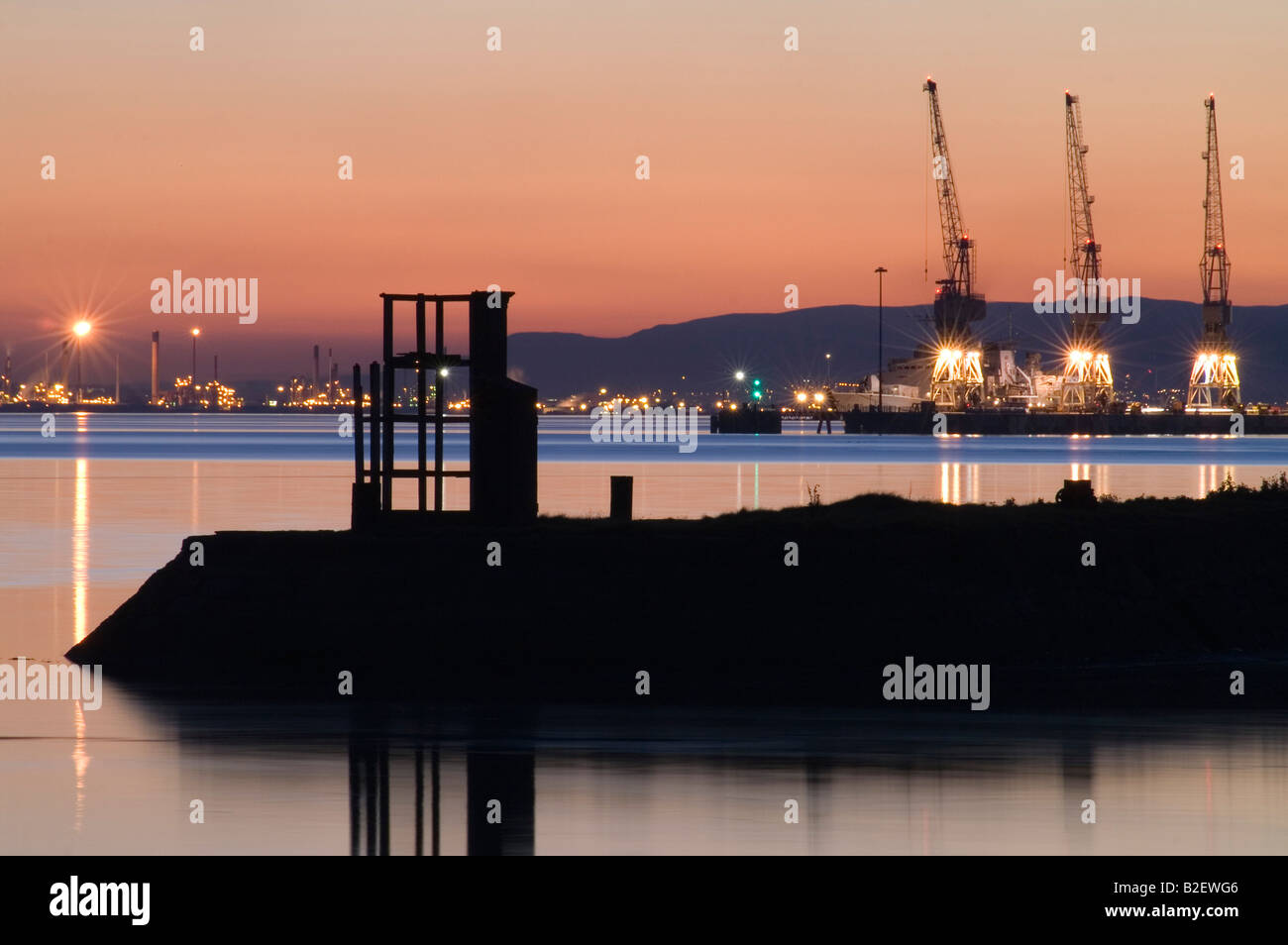 Blick von Charlestown Harbour über den Firth of Forth in Schottland, in der Dämmerung. Stockfoto