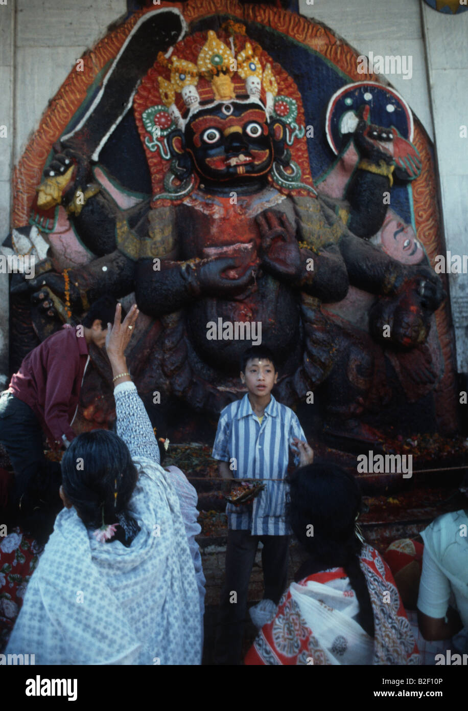 Hinduistischen Anbeter geben Angebote auf die Statue des Kala Bhairab die schwarzen Shiva der Zerstörer in Kathmandu Stockfoto