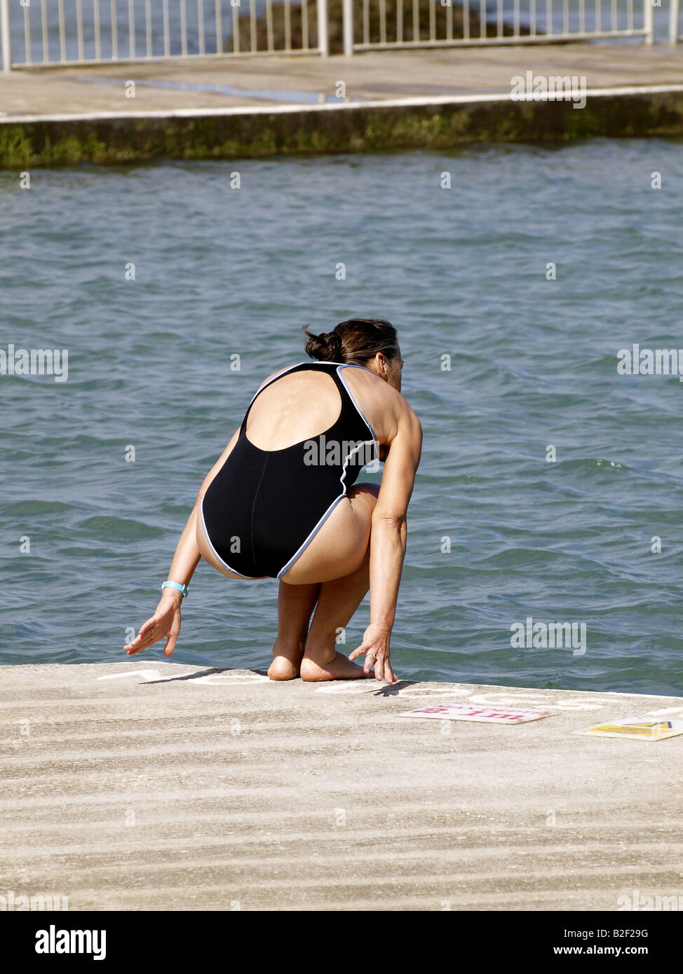 50er Jahre Frau, Tauchen Sie ein in einen Pool Stockfoto