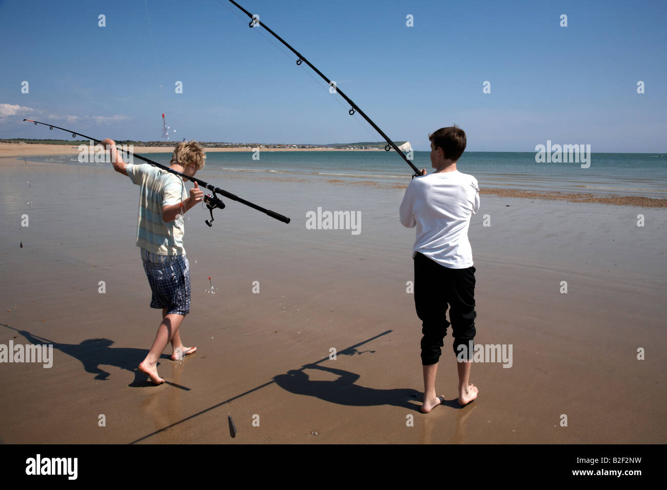 Zwei Teenager Fischen gehen, Sussex, England Stockfoto