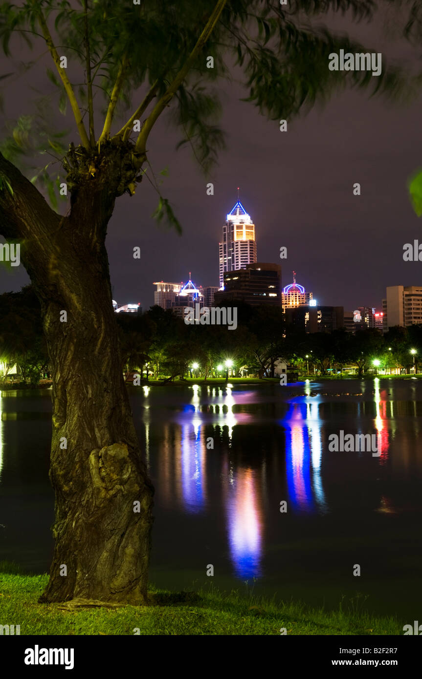 Himmel-Scapers in der Nacht vom Lumpinipark, Bangkok, Thailand Stockfoto