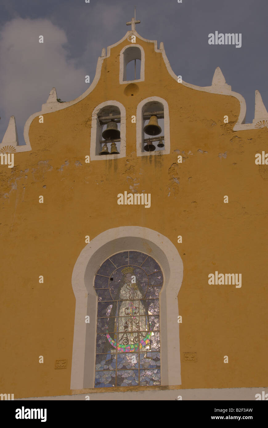Glockenturm Kreuz und Jungfrau Maria Glasfenster auf vom Kloster von San Antonio de Padua Izamal Yucatan Mexiko Stockfoto