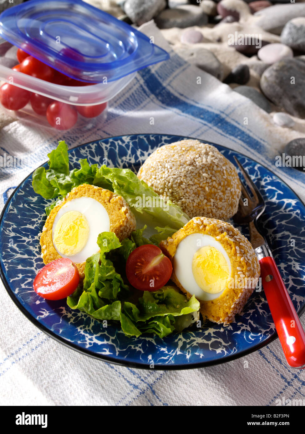Falafel-Eiern an einem Strand Picknick redaktionelle Essen Stockfoto