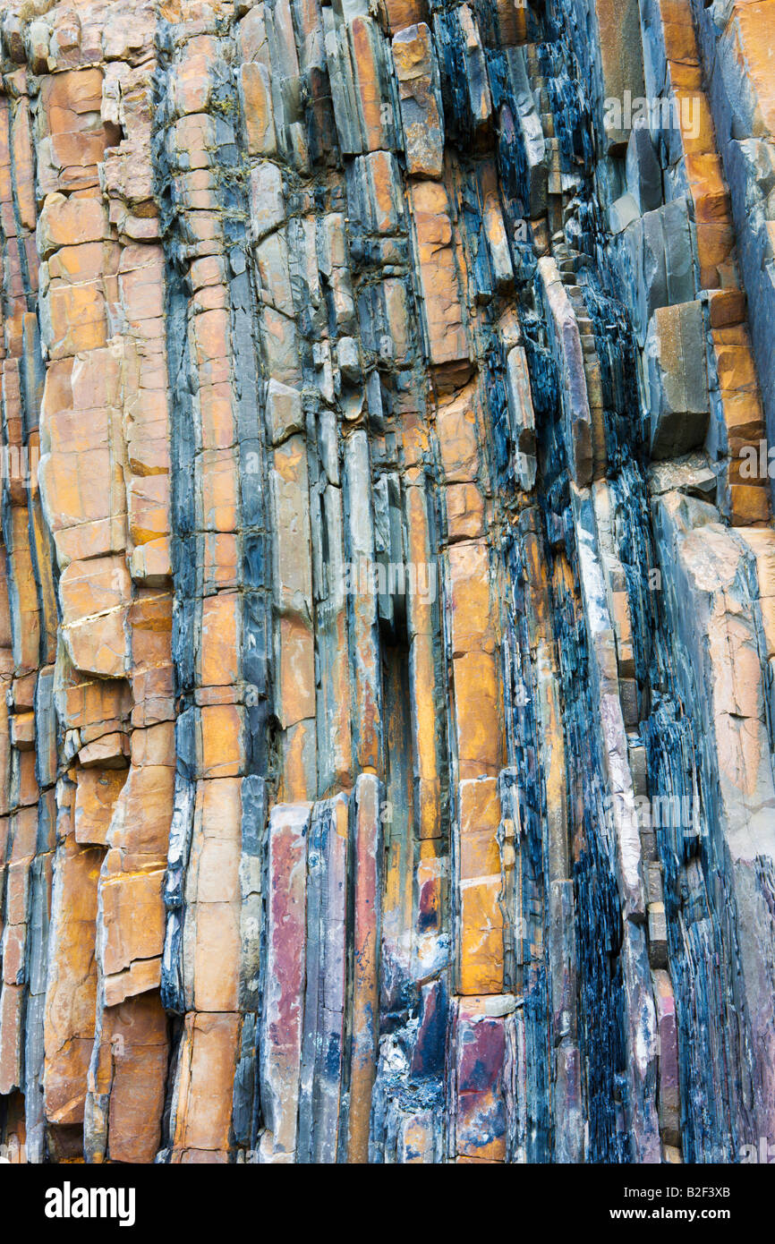 Geologische Gesteinsschichten in der Sandymouth Bay in North Cornwall England Stockfoto