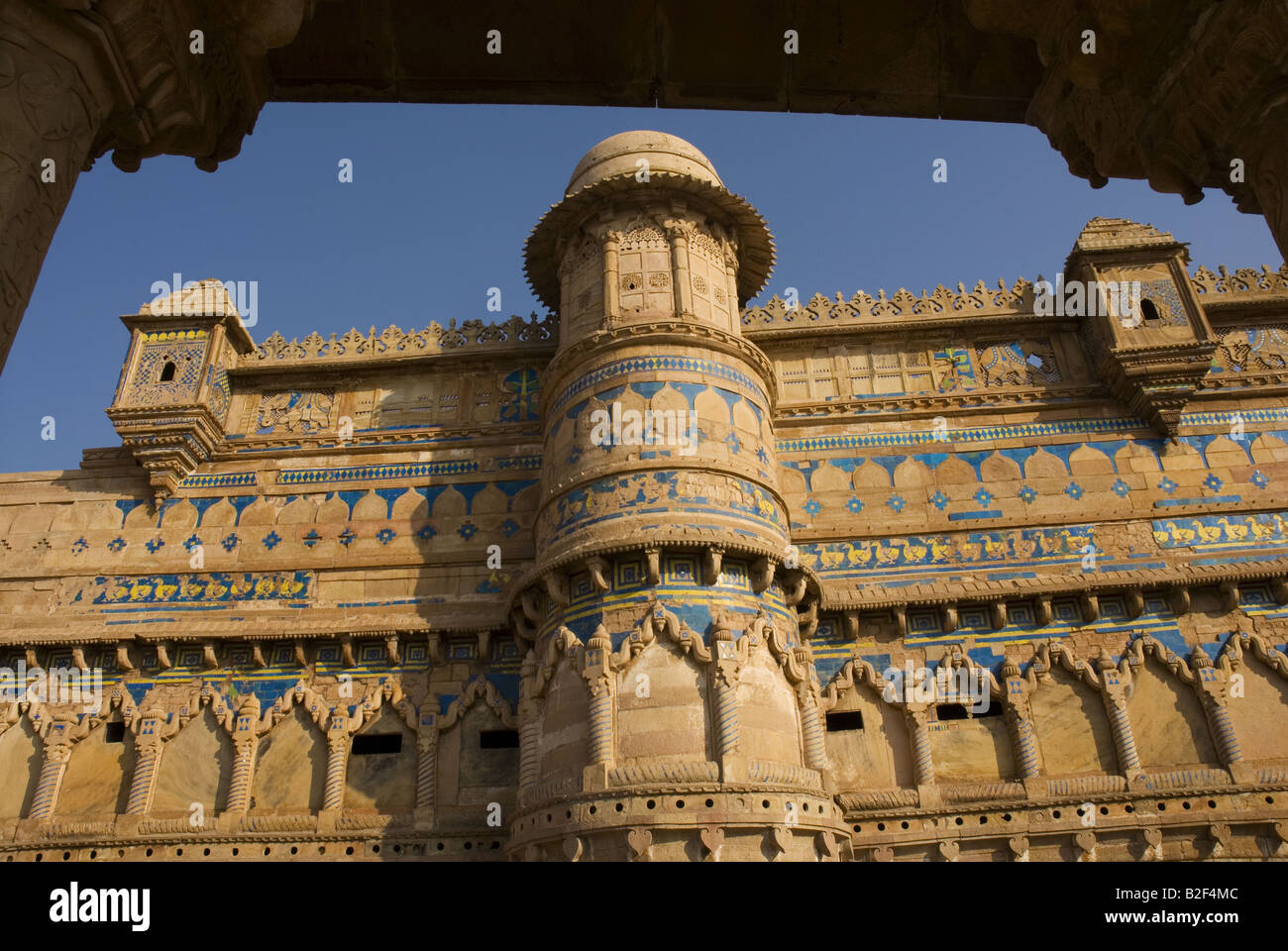 Blick auf die Bastionen der massiven Gwalior Fort. Es wurde von Raja Mann Singh von Tomar-Dynastie erbaut. Madhya Pradesh, Indien Stockfoto