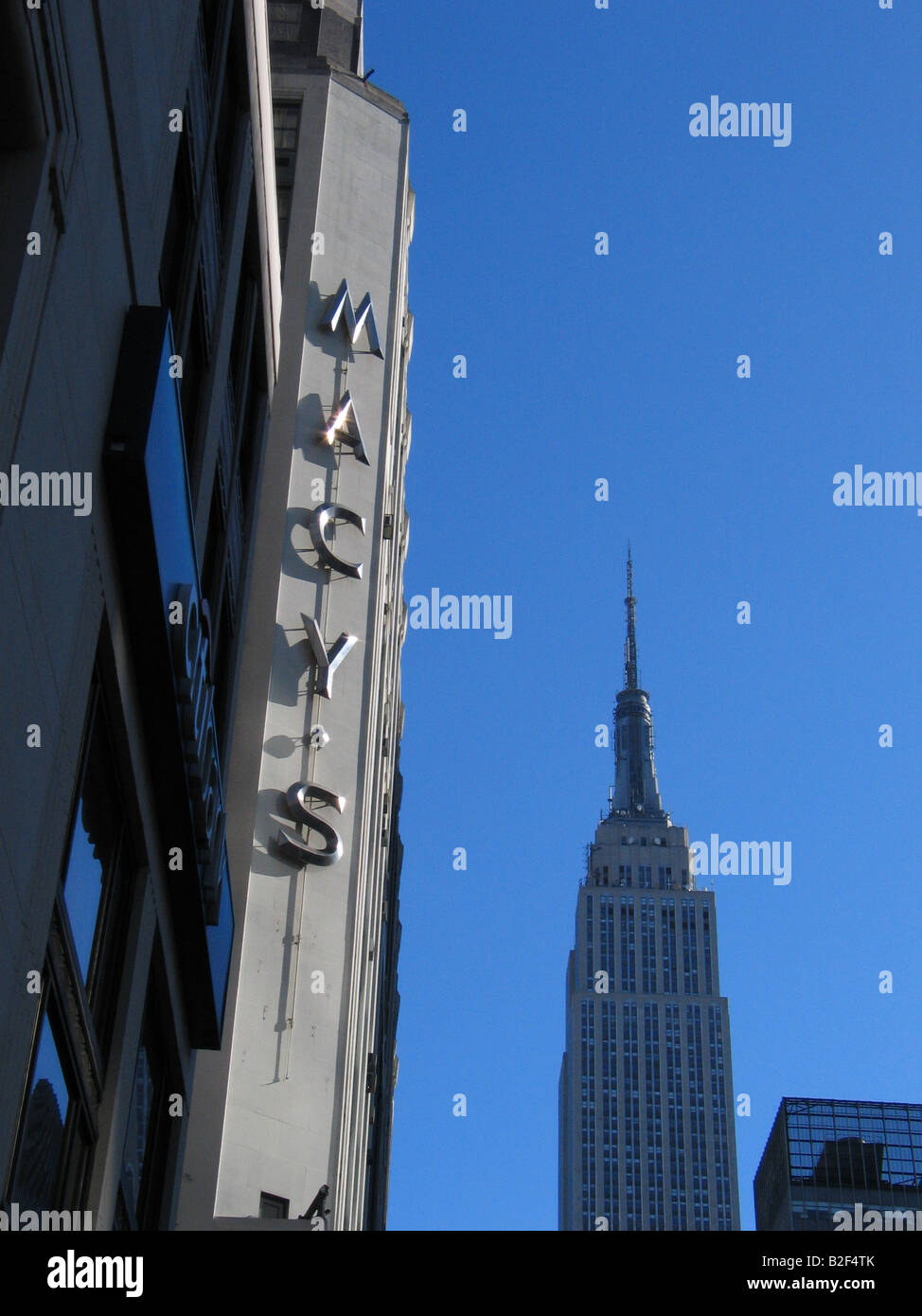 Blick auf Empire State Building und Kaufhaus Macy's, New York Stockfoto