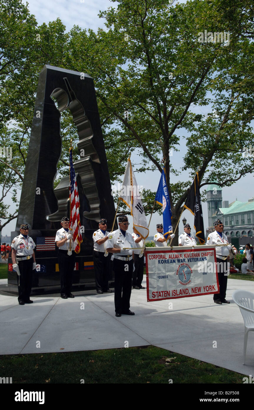 Korea-Krieg-Veteranen und ihre Familien versammeln sich am Universal Soldier Koreakrieg Denkmal im Battery Park in New York Stockfoto