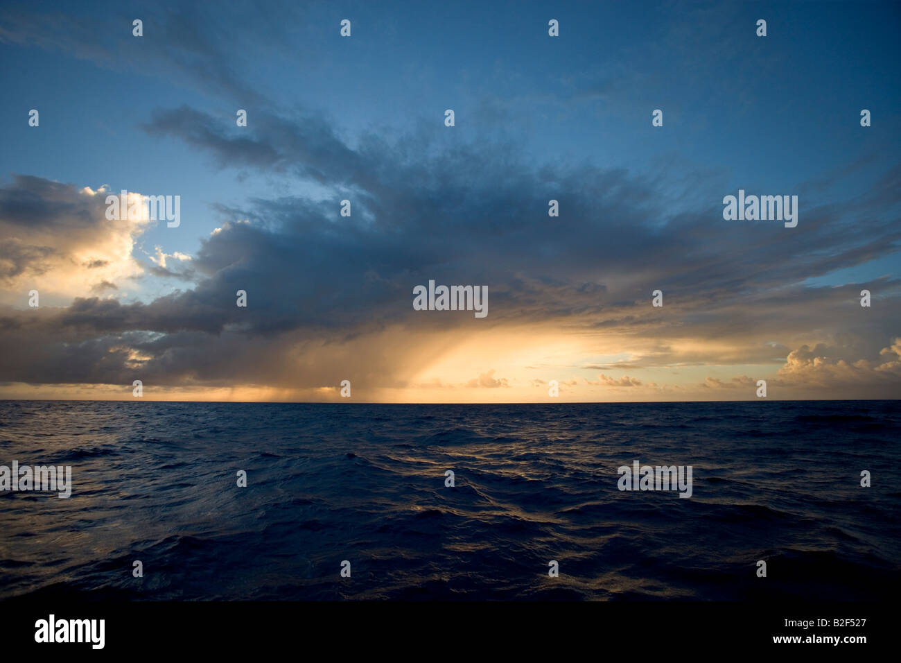 Eine große Regenwolken bilden über das Karibische Meer in der Nähe von St. Thomas auf den Leeward-Inseln Stockfoto