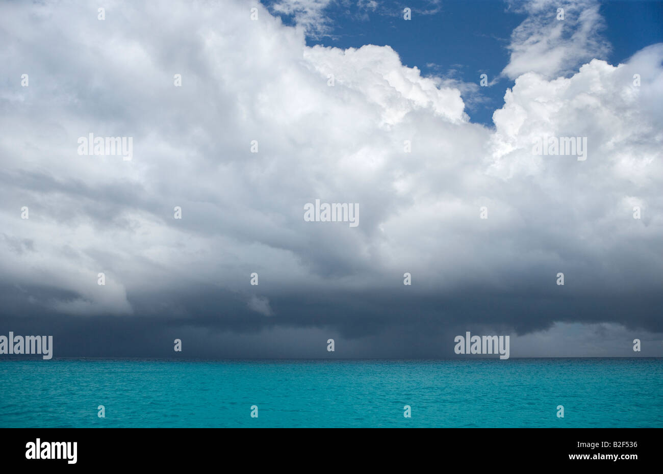 Dunkle Regenwolken bilden über das Karibische Meer in der Nähe von St. Martin in der Leeward-Inseln Stockfoto