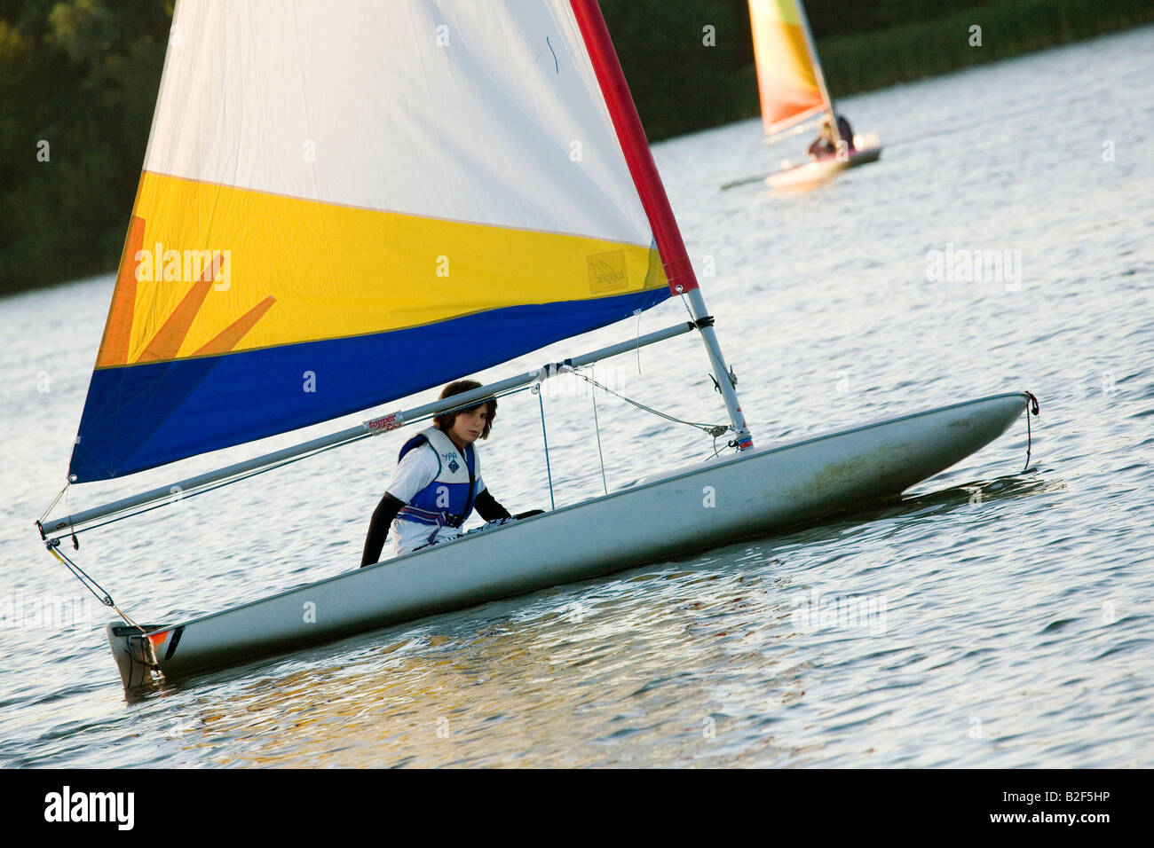 Ein Teenager Segel für ihre Yacht auf Lackford Seen, Lackford, Suffolk Stockfoto