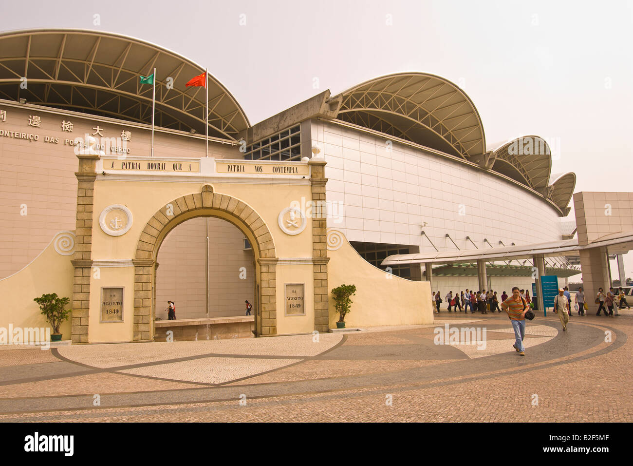 MACAU CHINA Gebäude und historische Tor am Grenzübergang nach Festland China von Macau Seite gesehen Stockfoto