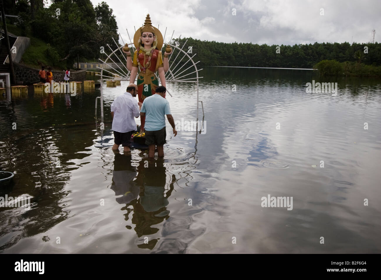 Anhänger mit ihrem Angebot an Luxmi, Göttin des Wohlstands nach der hinduistischen Mythologie, am heiligen Sees Grand Bassin Stockfoto
