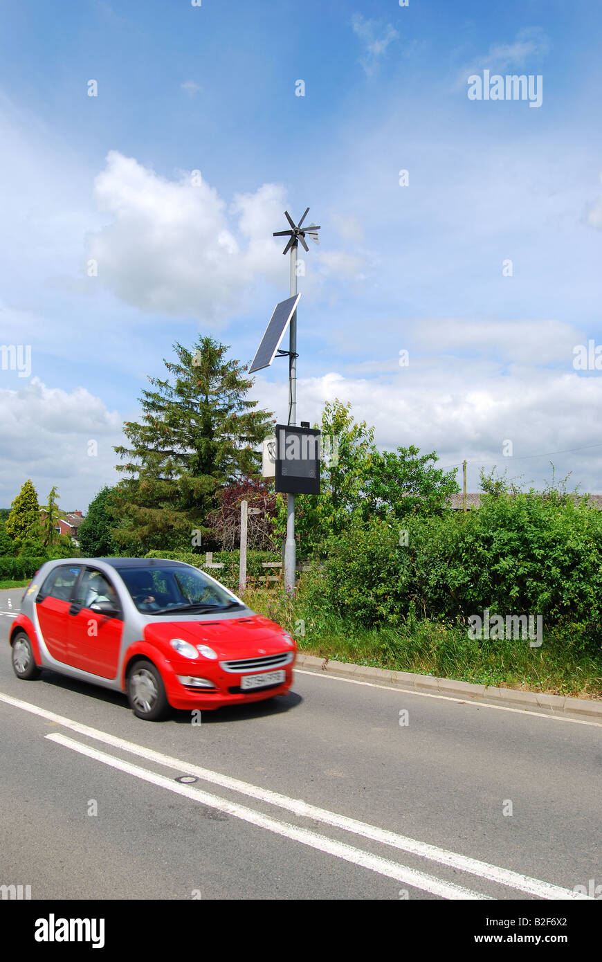 Am Straßenrand Geschwindigkeitsanzeige mit Wind Turbine und Solar-Panel, A46 Straße, Warwickshire, England, Vereinigtes Königreich Stockfoto
