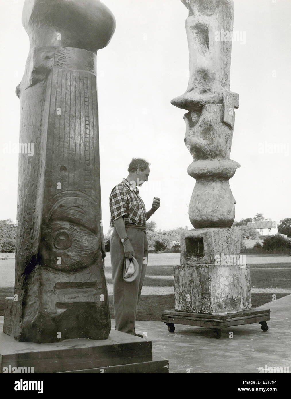 Henry Moore, modernistischen Bildhauer stehen außerhalb seines Ateliers in viel Hadham, Hertfordshire, England. Stockfoto