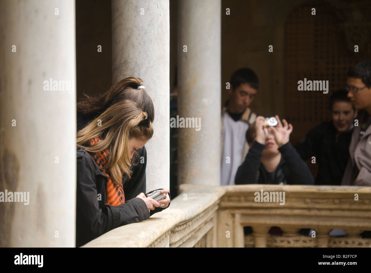 Spanien Salamanca Innenhof der Casa de Las Conchas House von Muscheln beherbergt Stadtbibliothek Studenten auf Balkon Stockfoto